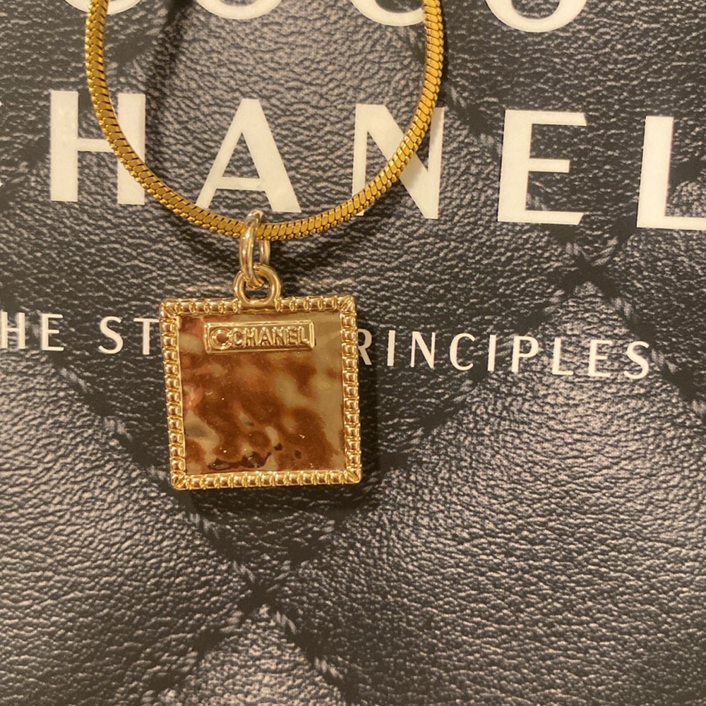 CHANEL stamped Zipper Pull Pendant - Picture 5 of 9
